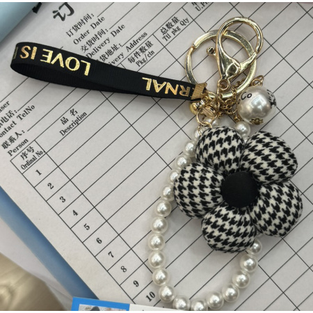 Брелок Модный цветок чёрно-белый 13см кожзам АКЦИЯ